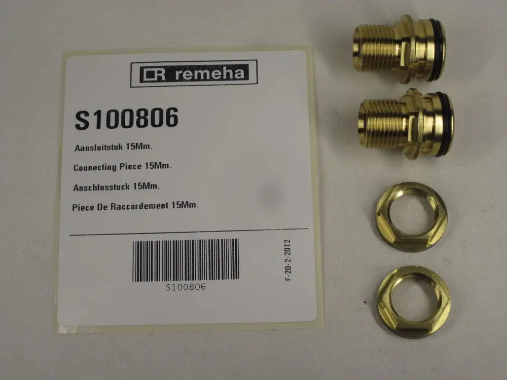 Zwei Anschlussstücke von Remeha, jeweils mit Dichtungsringen und Metallmuttern, sowie eine Produktbeschreibungskarte mit Artikelnummer und mehrsprachigen Anleitungen.